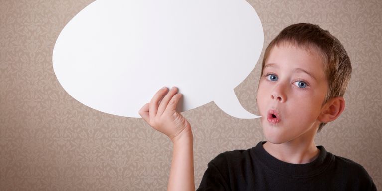 Ein Kind hält ein Sprachblasen-Schild vor den Mund - Bildquelle: Ionos SE Stock Photo