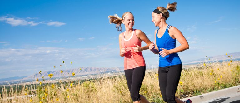 2 Frauen joggen gemeinsam - Bildquelle: Ionos SE Stock Photos