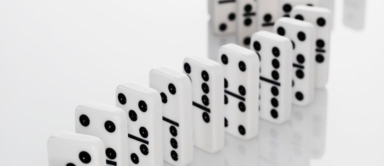 Dominosteine sind aufgereiht - Bildquelle: Ionos SE Stock Photos