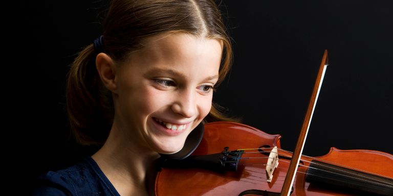 Ein Mädchen spiel Violine - Bildquelle: Ionos SE Stock Photos