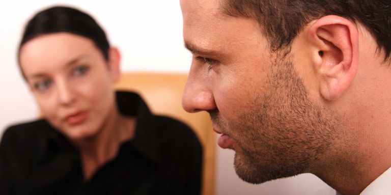 Ein Mann im Vordergrund, eine Frau im Hintergrund - Bildquelle: Ionos SE Stock Photos