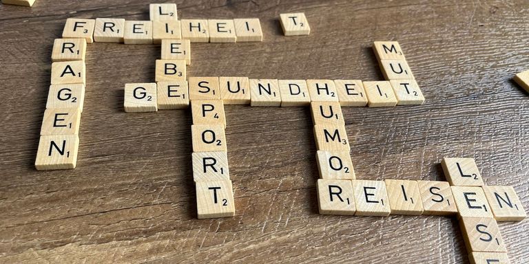 Buchstaben-Steine formen Worte wie Freiheit, Gesundheit und Liebe - Bildquelle: Lena Semke
